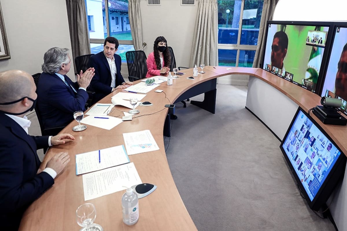 Alberto Fernández, durante el anuncio del programa Municipios de Pie, junto a Eduardo de Pedro y Avelino Zurro, secretario de Municipios