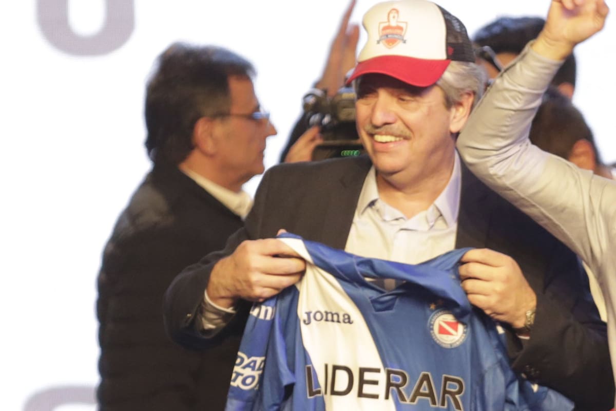 Alberto Fernández, durante el festejo de su triunfo en las PASO con la camiseta de Argentinos Juniors.