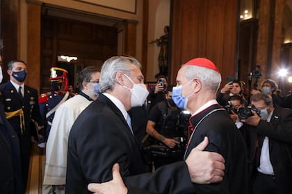 Alberto Fernández saluda al cardenal Mario Poli en la Catedral metropolitana