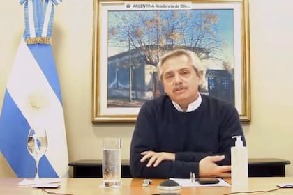 Alberto Fernández durante la entrevista con Radio Nacional