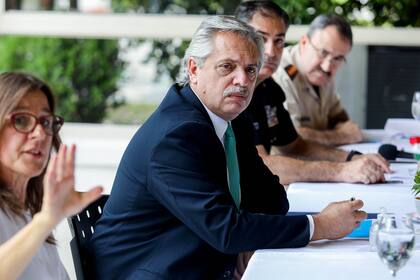 Guerra al coronavirus: el presidente Fernández, en una reunión con las fuerzas de seguridad para analizar el control de la cuarentena