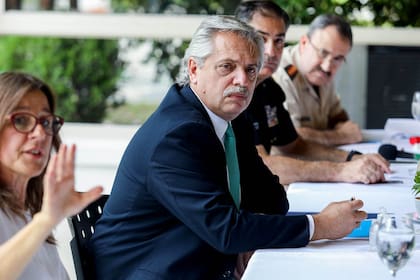 Guerra al coronavirus: el presidente Fernández, en una reunión con las fuerzas de seguridad para analizar el control de la cuarentena