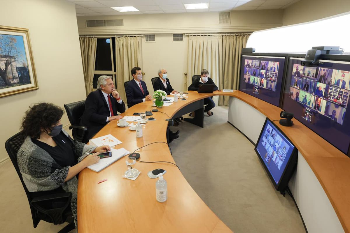 Alberto Fernández durante la reunión por las nuevas restricciones