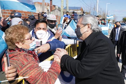 Alberto Fernández, durante una de las paradas para saludar a vecinos de Quilmes