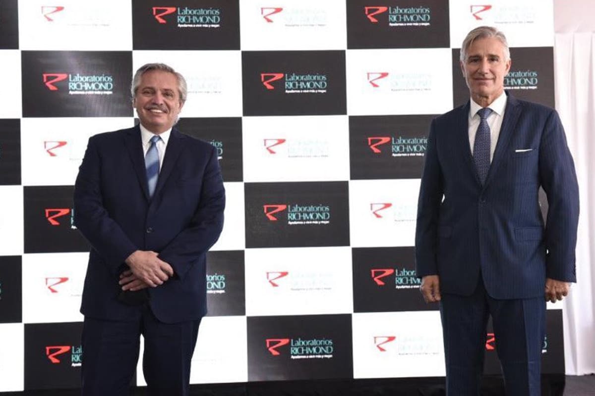 Alberto Fernández durante una visita al laboratorio Richmond el 4 de febrero de este año