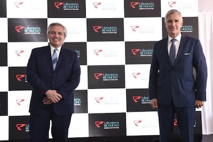 Alberto Fernández durante una visita al laboratorio Richmond el 4 de febrero de este año