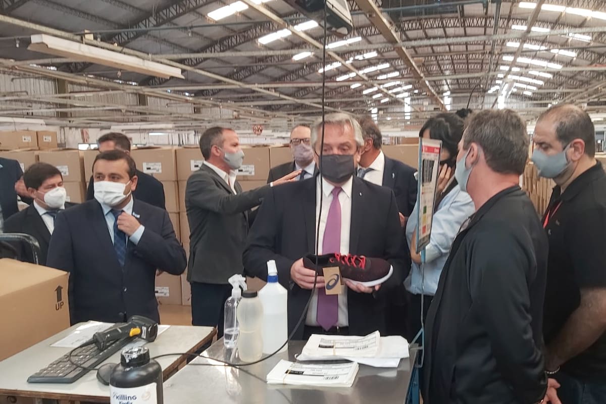 Alberto Fernández, el 18 de mayo del año pasado, en la planta de Dass en Eldorado, junto al gobernador Oscar Herrera Ahuad y Briand Handley, presidente de la firma.