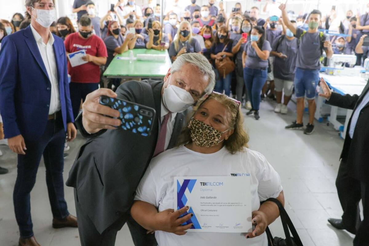 Alberto Fernández, el viernes, en una visita a una fábrica textil en Villa Lugano
