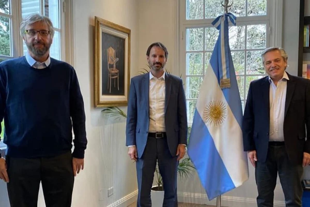 Alberto Fernández, en 2020, con el científico Federico Polack y Nicolás Vaquer, directivo de Pfizer