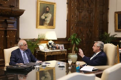Alberto Fernández, en 2021, con su entonces ministro de Defensa, Jorge Taiana, hoy candidato a diputado nacional por Fuerza Patria