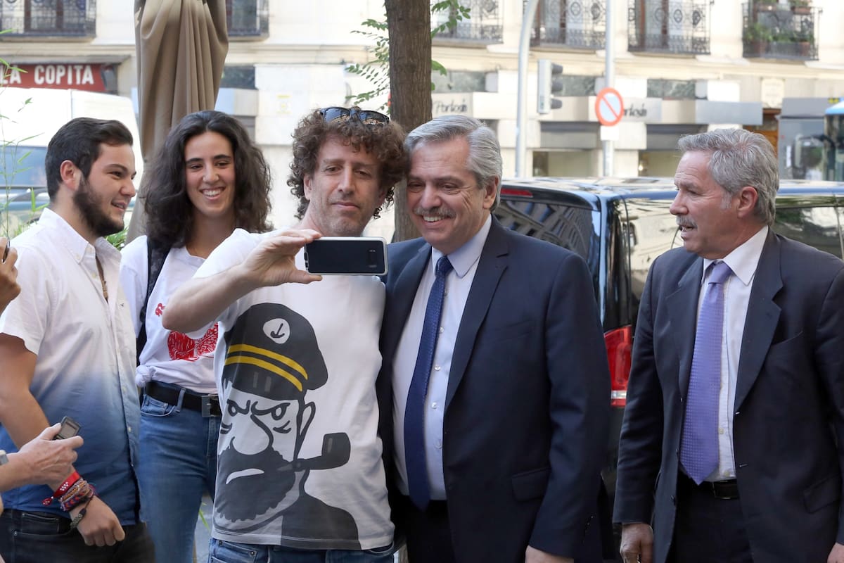 Alberto Fernández, en España