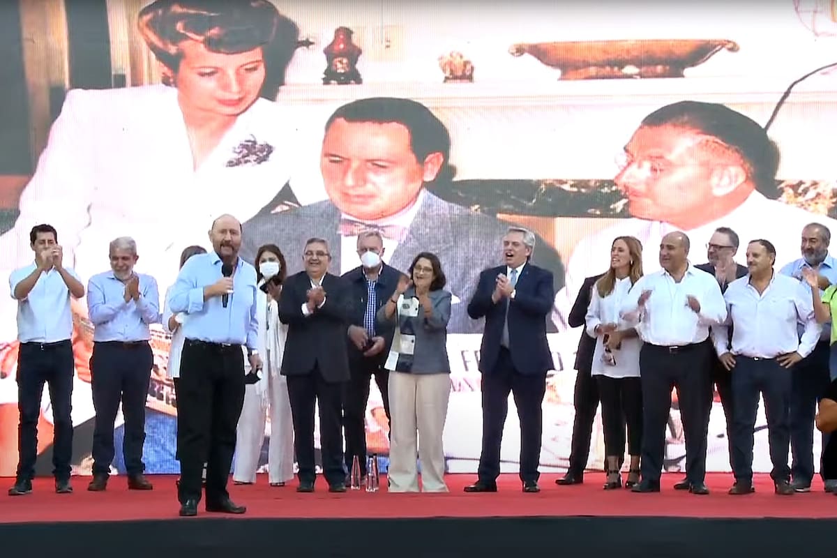 Alberto Fernández en Catamarca, en el acto por el 76° aniversario de la primera victoria del peronismo. Con el micrófono, el gobernador de Formosa, Gildo Insfrán