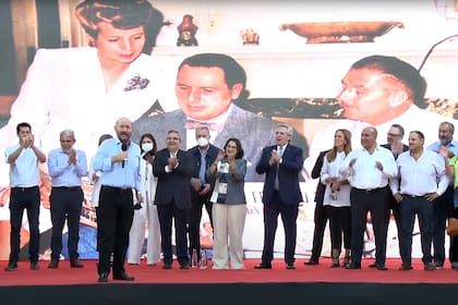 Alberto Fernández en Catamarca, en el acto por el 76° aniversario de la primera victoria del peronismo. Con el micrófono, el gobernador de Formosa, Gildo Insfrán