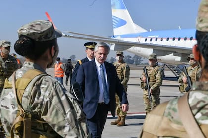Alberto Fernández, en el aeropuerto de San Miguel de Tucumán, el 9 de julio del año pasado