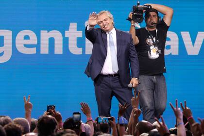 Alberto Fernández en el búnker Frente de Todos la noche de la elección. Llamó a festejar "este triunfo" sin admitir la derrota electoral