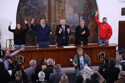 Alberto Fernández, en el centro, escoltado por los sindicalistas Daer y Acuña; abajo, anima el acto peronista Tula con su bombo