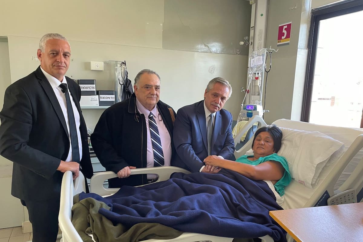 Alberto Fernández, en junio pasado, cuando visitó a Sala; posan con ellos, el secretario Horacio Pietragalla y el diputado Eduardo Valdés