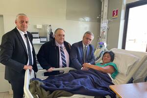 Alberto Fernández, en junio pasado, cuando visitó a Sala; posan con ellos, el secretario Horacio Pietragalla y el diputado Eduardo Valdés