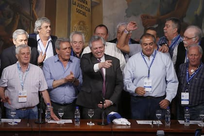 Alberto Fernández negocia con la CGT y los empresarios una medida que baje la expectativa inflacionaria y que reactive el consumo