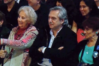 Alberto Fernández junto a Estela de Carlotto en la Feria del Libro