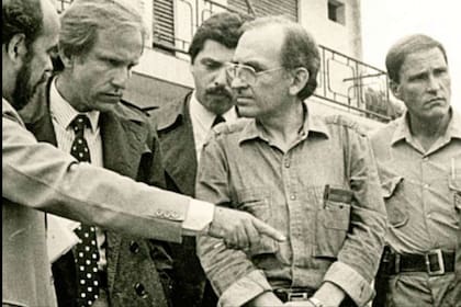 Alberto Fernández, en la foto detrás de uno de los integrantes del Clan Puccio