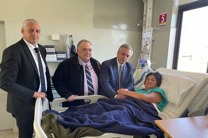 Alberto Fernández, en la habitación donde está internada Milagro Sala; posan con ellos, el secretario Horacio Pietragalla y el diputado Eduardo Valdés