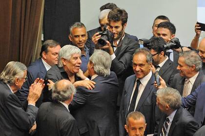 Alberto Fernández saluda a Hugo Moyano durante el acto