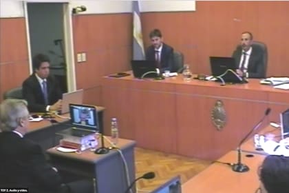 Alberto Fernández, en la sala de audiencias del juicio contra Cristina Kirchner