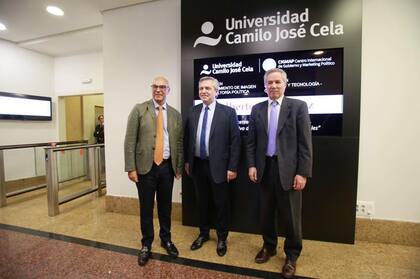 Alberto Fernández en la Universidad Camilo José Cela en Madrid, acompañado por Felipe Solá
