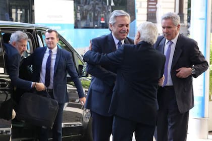 Alberto Fernández saluda al llegar a la Universidad Camilo José Cela en Madrid
