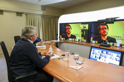Alberto Fernández en Olivos en la videoentrevista con periodistas de medios públicos