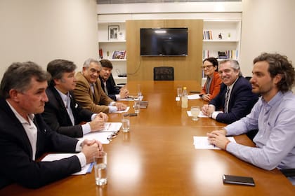 Alberto Fernández y la mesa de Enlace. A su izquierda, Santiago Cafiero, su mano derecha y candidato a jefe de Gabinete