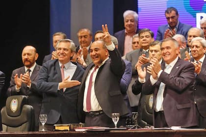 Alberto Fernández, en Tucumán, con Juan Manzur y otros gobernadores y sindicalistas