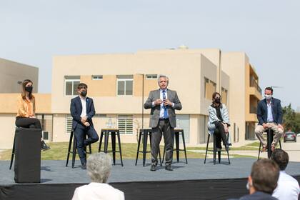 Alberto Fernández, en un acto de entrega de viviendas en San Antonio de Areco, con Axel Kicillof y la ministra María Eugenia Bielsa