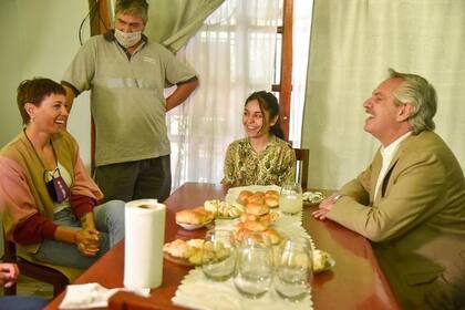 Alberto Fernández, en un encuentro con vecinos de Quilmes, junto a la intendenta Mayra Mendoza