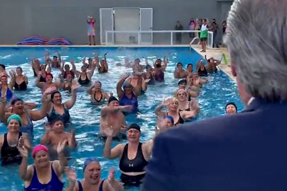 Alberto Fernández en un natatorio en Malvinas Argentinas.