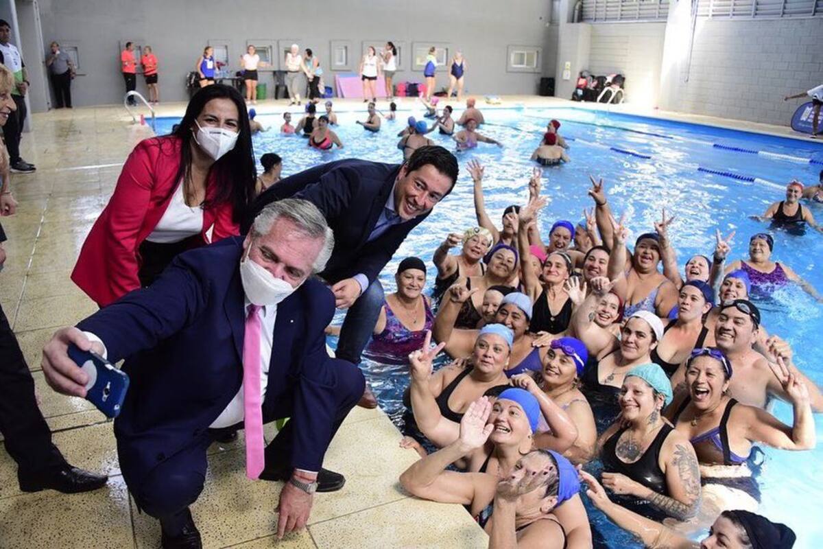 Alberto Fernández en una clase de aquagym después de anunciar "la guerra contra la inflación"