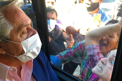 Alberto Fernández, en una recorrida en pandemia