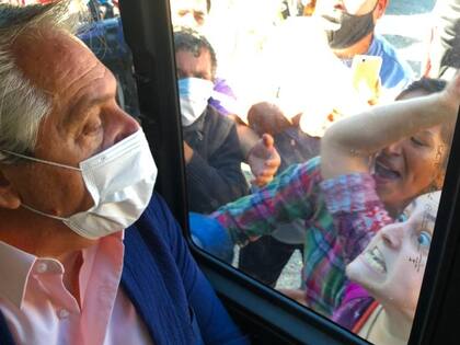 Alberto Fernández, en una recorrida en pandemia