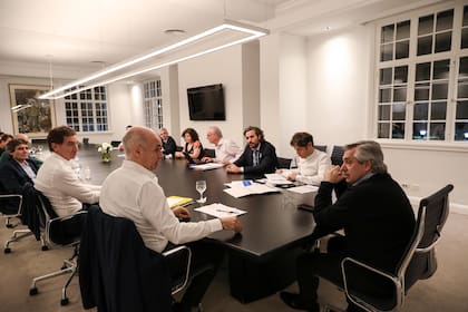 Alberto Fernández en una reunión con Horacio Rodríguez Larreta, Axel Kicillof y parte del comité, cuando el crecimiento de contagios en Ciudad de Buenos Aires empezó a preocupar a las autoridades