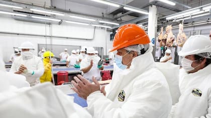 Alberto Fernández, en una visita a un frigorífico en La Pampa, en 2020