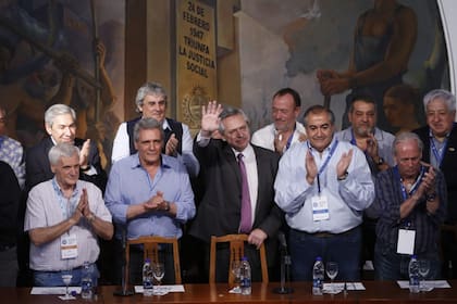 La cúpula de la CGT rodea en un acto a Alberto Fernández, el presidente que no sufrió ninguna medida en contra de los gremios a pesar de la alta inflación