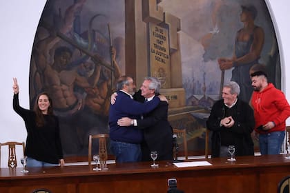 Alberto Fernández encabezó un acto en la CGT el 1° de julio; en la foto, el abrazo con Héctor Daer; la central obrera define ahora una marcha por la inflación