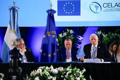 Alberto Fernández escucha a Josep Borrell en la cumbre Celac-UE
