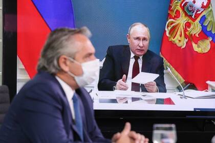 Alberto Fernández escucha a Vladimir Putin durante la conferencia virtual por la Cumbre del Clima, el jueves pasado