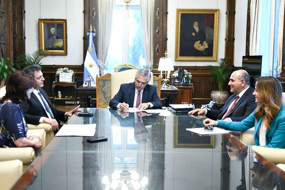 Alberto Fernández firma el decreto ante Juan Manzur, Sergio Massa, Kelly Olmos y Victoria Tolosa Paz