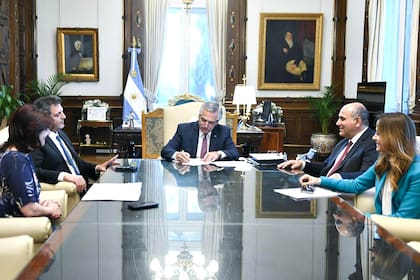 Alberto Fernández firma el decreto ante Juan Manzur, Sergio Massa, Kelly Olmos y Victoria Tolosa Paz