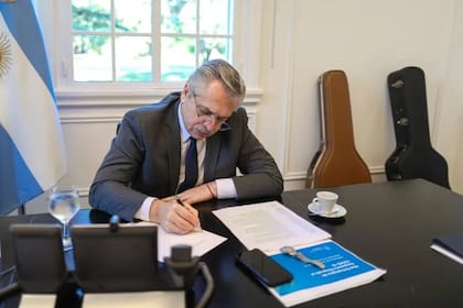 Alberto Fernández firmó el decreto para convocar a sesiones extraordinarias.