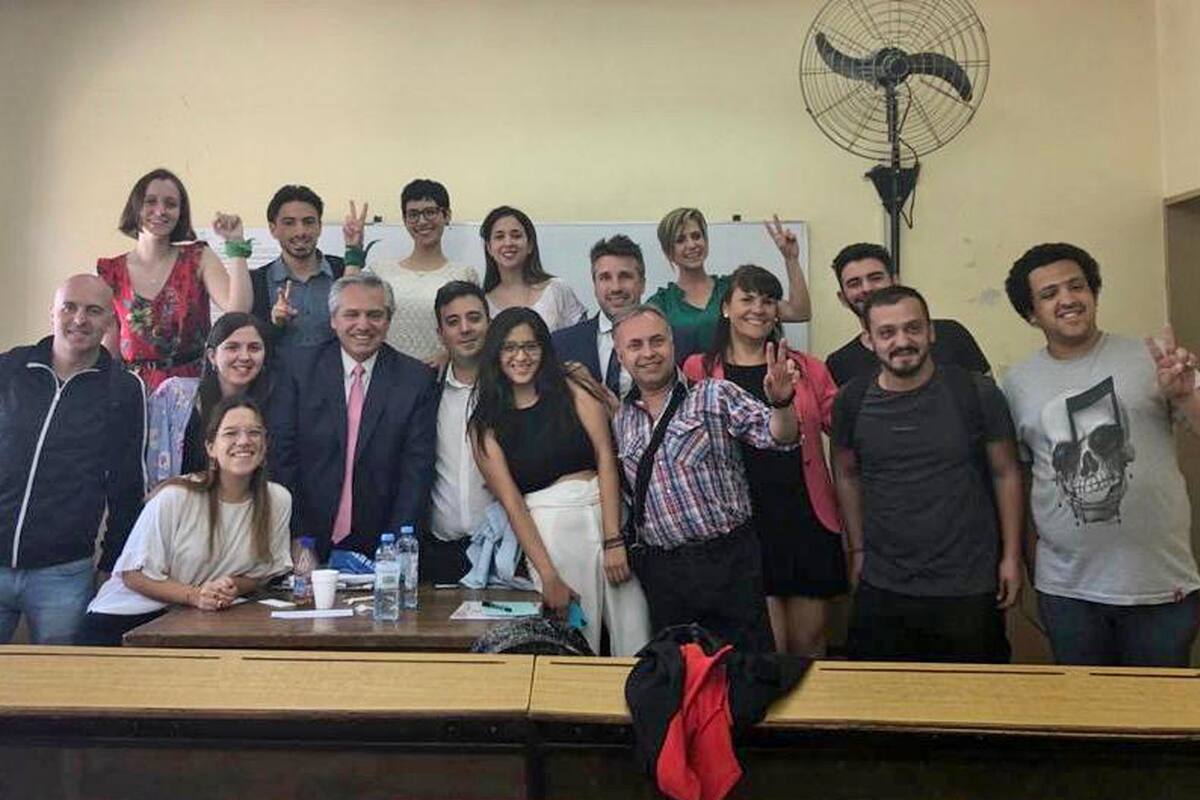 Alberto Fernández fue a la Facultad de Derecho de la UBA a tomar finales y se sacó una foto con sus alumnos