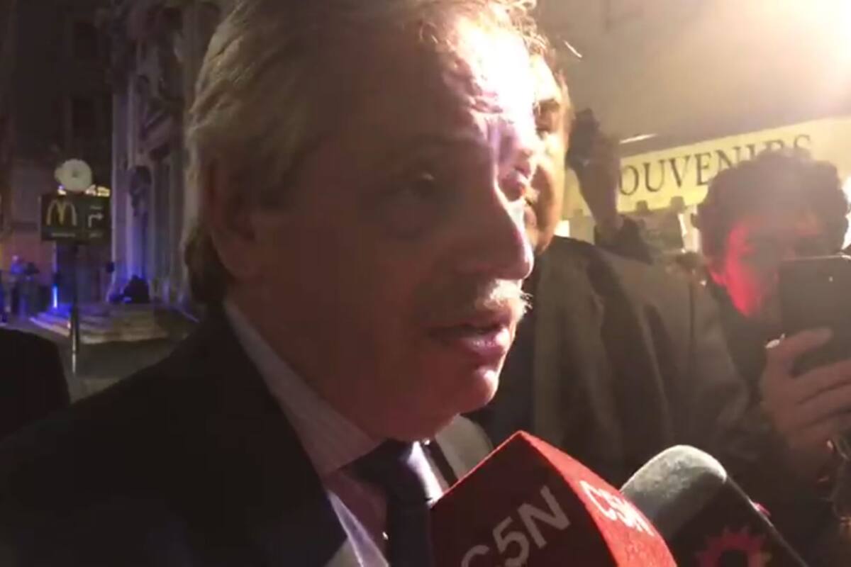 Alberto Fernández fue abordado por los medios al llegar a Roma para visitar al Papa Francisco